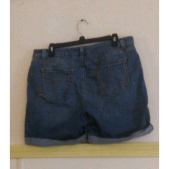 Croft & Barrow  Denim Blue Shorts Classic Fit Stretch Women's size 12 - Picture 2 of 3